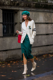 bag, beige boots, beret, boots, bucket bag, cardigan, green beret, green skirt, knitted skirt, lacoste look, patch, red bag, skirt, split, white cardigan, lacoste, fashion week, frenchystyle, FW, jonathan paciullo, street style, PFW, PARIS, SPRING SUMMER 2022, SS 22, vertical, full length