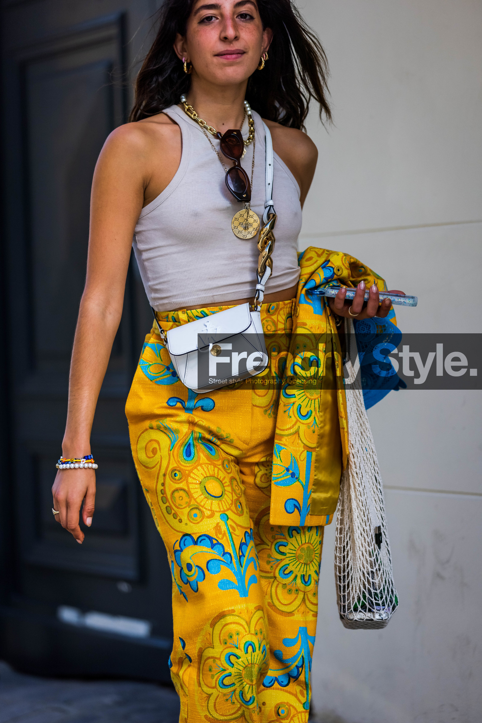 beige mules, beige sandals, beige tank top, color, crossbody bag, fishnet bag, flare pants, floral pants, floral print, flower print, jw anderson bag, mules, pants, print, printed pants, Selma Kaci, tank top, white bag, yellow pants, street style, jonathan paciullo, FW, frenchystyle, fashion week, PFW, PARIS, SPRING SUMMER 2022, SS 22, vertical, atmosphere details