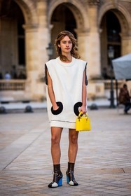 bag, bicolor dress, black boots, boots, dress, leather bag, louis vuitton boots, louis vuitton look, short dress, white dress, yellow bag, fashion week, frenchystyle, FW, jonathan paciullo, street style, PFW, PARIS, SPRING SUMMER 2022, SS 22, vertical, full length