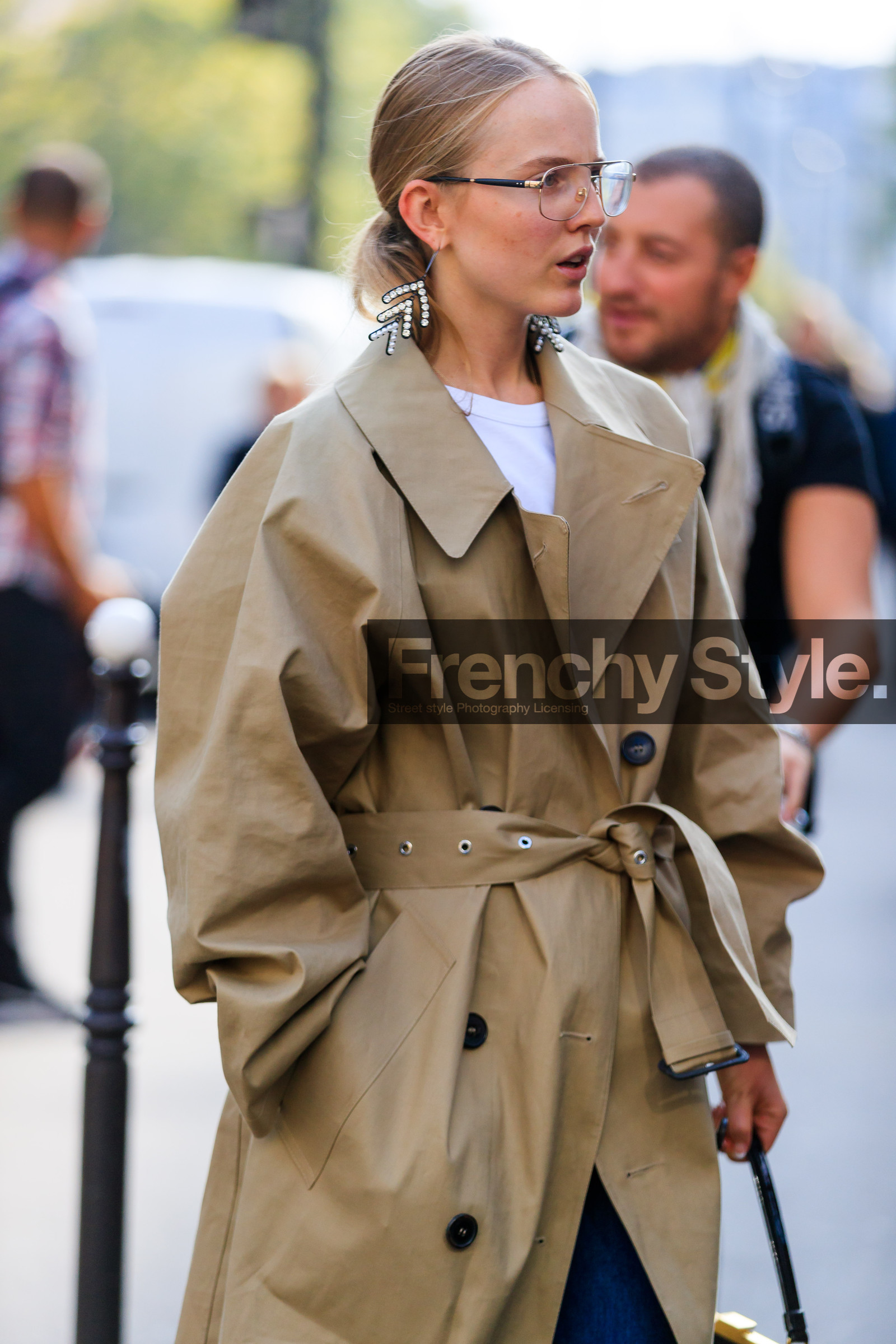 atmosphere details, beige coat, detail, earrings, fashion week, frenchystyle, FW, jonathan paciullo, PARIS, PFW, SPRING SUMMER 2018, SS 18, street style, trench coat, vertical, white t shirt