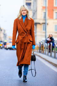 AUTUMN WINTER 2017-2018, AW 17-18, black bag, black shoes, blue denim, blue top, camel coat, chloe, denim pants, FALL WINTER 2017-2018, fashion week, frenchystyle, full length, FW, FW 17-18, golden details, jeans, jonathan paciullo, leather bag, leather shoes, linda tol, MFW, MILAN, overcoat, street style, trousers, vertical