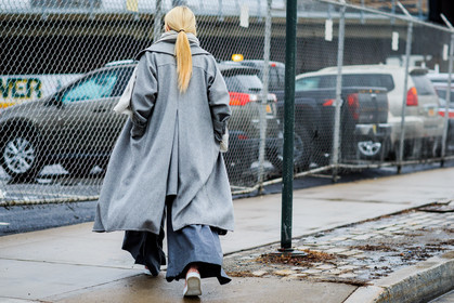 atmosphere details, AUTUMN WINTER 2016-2017, AW 16-17, back detail, detail, fashion week, frenchystyle, FW, FW 16-17, grey coat, grey pants, grey scarf, horizontal, jonathan paciullo, NEW YORK, NYFW, oversize, ponytail, street style, tone on tone, total look grey, trousers, wide pants, woman