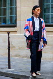 orange sunglasses, aviator sunglasses, golden frame sunglasses, pink jacket, pink kimono, light pink jacket, light pink kimono, blue jacket, blue kimono, silk jacket, silk kimono, supreme jacket, black jacket, black kimono, checked jacket, checked kimono, multicolor jacket, multicolor kimono, white shirt, black pants, brown leather loafers, beige leather loafers, bicolor loafers, printed jacket, printed kimono, geometrical printed jacket, geometrical printed kimono, fashion week, frenchystyle, FW, jonathan paciullo, street style, PFW, PARIS, SPRING SUMMER 2022, SS 22, vertical, full length