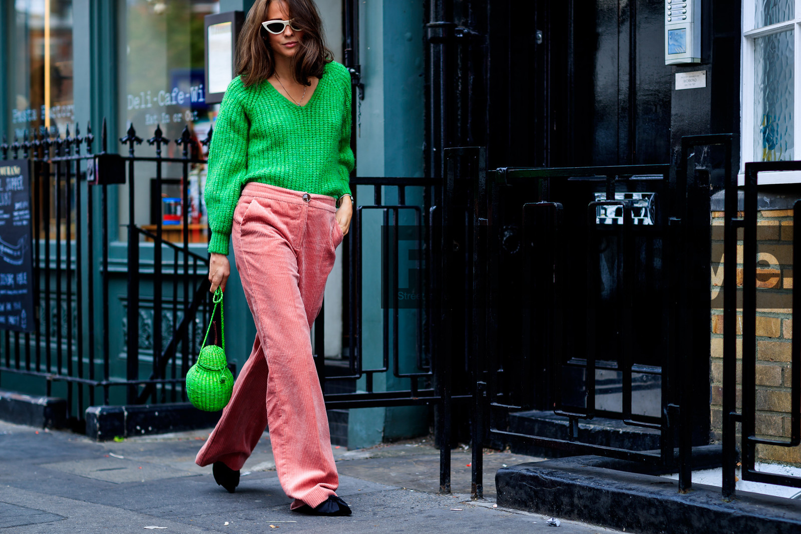black shoes, corduroy, green bag, green sweater, leather bag, leather shoes, pink pants, sunglasses, trousers, fashion week, frenchystyle, FW, jonathan paciullo, street style, LFW, LONDON, SPRING SUMMER 2019, SS 19, atmosphere details, horizontal, detail