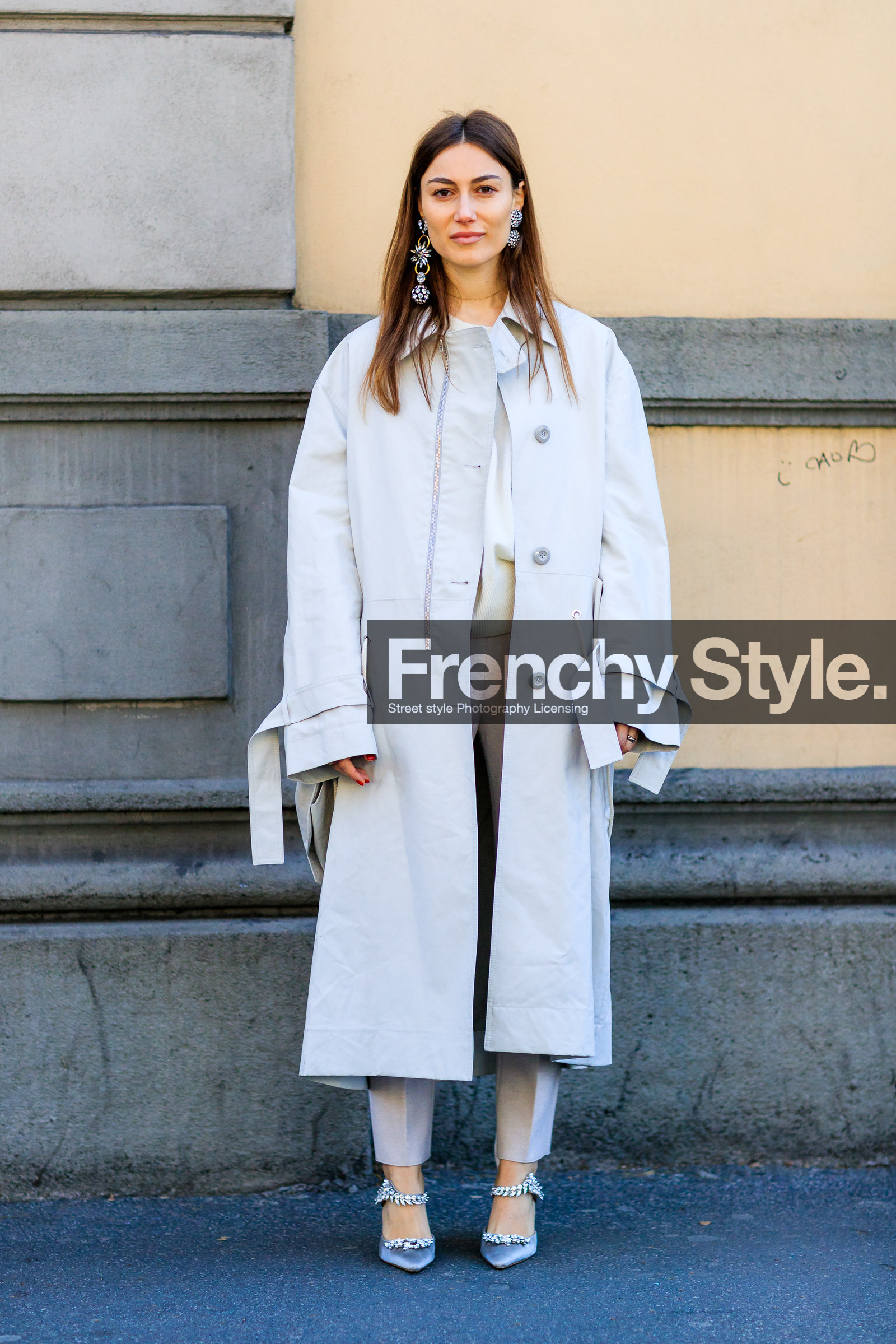 AUTUMN WINTER 2017-2018, AW 17-18, earrings, FALL WINTER 2017-2018, fashion week, frenchystyle, full length, FW, FW 17-18, giorgia tordini, grey shoes, jonathan paciullo, leather shoes, MFW, MILAN, street style, tone on tone, total look white, trench coat, vertical, white coat, white pants, white sweater