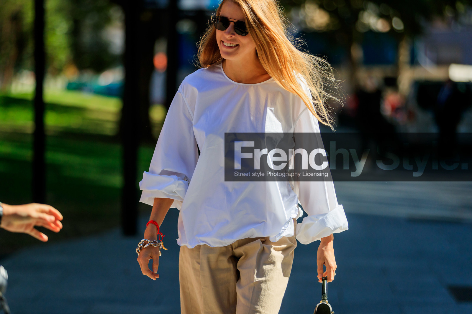 monica ainley, aviator sunglasses, black sunglasses, hermes bracelet, lucky charm bracelet, silvered chain bracelet, white blouse, beige bermuda shorts, fashion week, frenchystyle, FW, jonathan paciullo, street style, atmosphere details, horizontal, detail