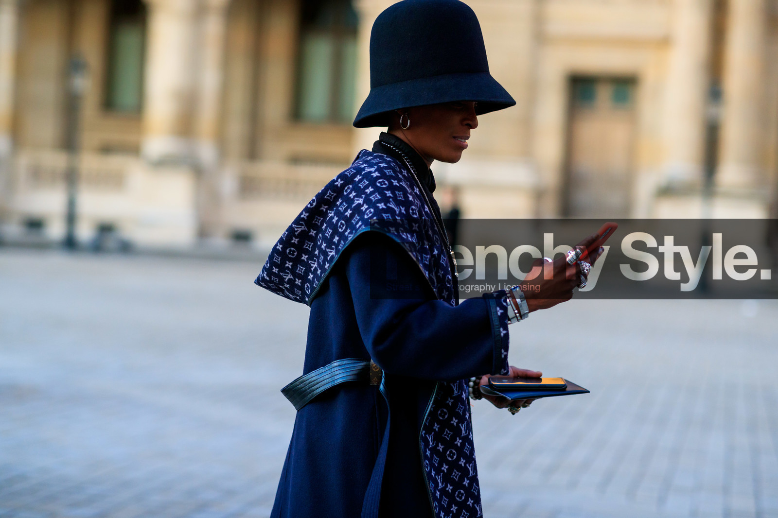 black hat, round shape hat, navy blue coat, monogrammed coat, black leather belt, belted coat, louis vuitton coat, silvered ring, multi rings, close up detail, fashion week, frenchystyle, FW, jonathan paciullo, street style, PFW, PARIS, horizontal, atmosphere details, detail