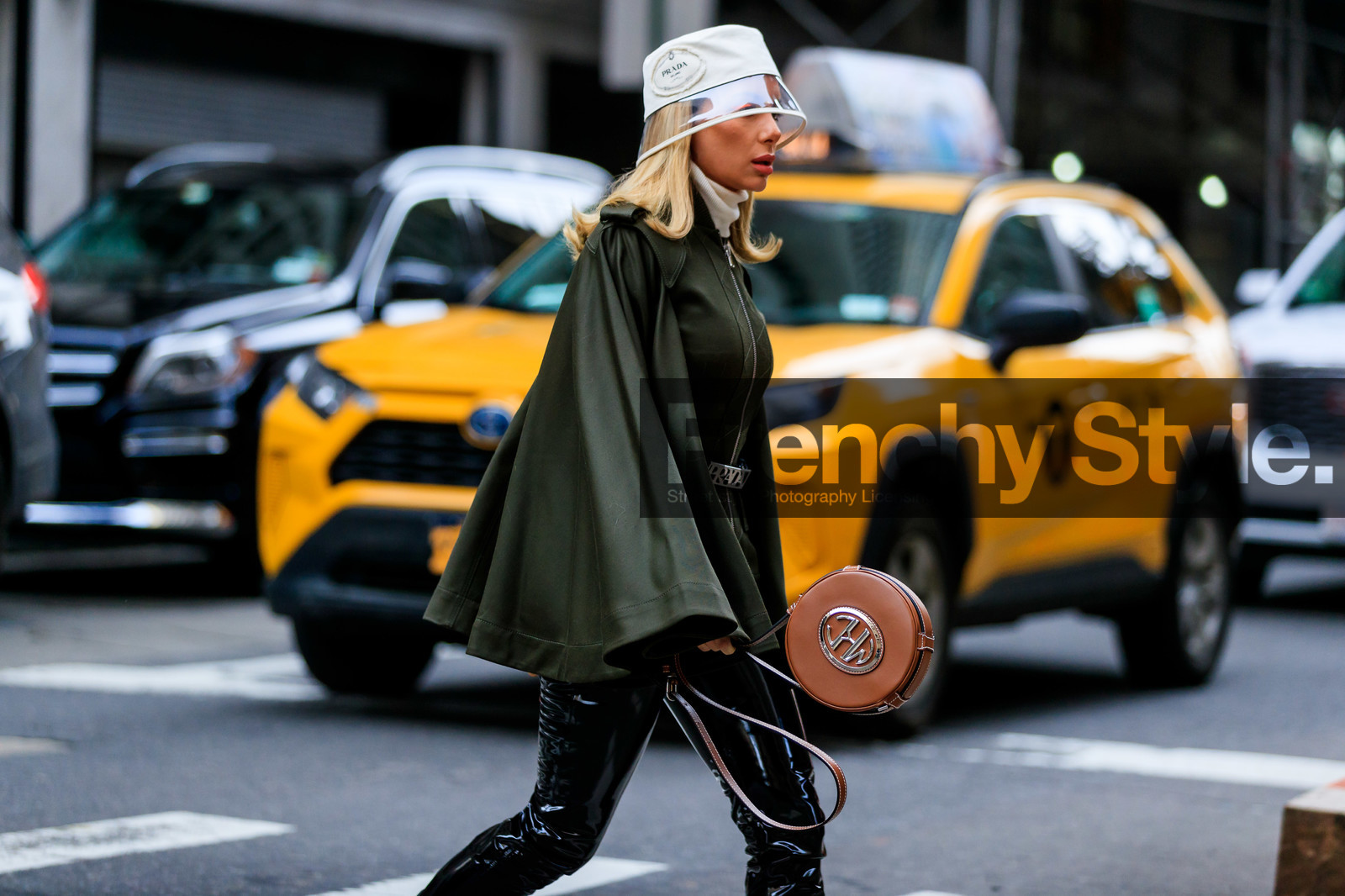 kaki cape, kaki jacket, kaki parka, zipped jacket, white hat, prada hat, plastic hat, brown leather bag, round shape bag, black vinyl pants, michael kors bag, fashion week, frenchystyle, FW, jonathan paciullo, street style, NYFW, NEW YORK, AUTUMN WINTER 2020-2021, FALL WINTER 2020-2021, FW 20-21, horizontal, atmosphere details, detail