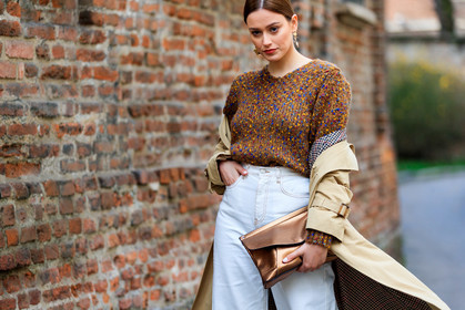 beige coat, bronze, brown bag, brown sweater, denim pants, jeans, leather bag, off the shoulder, trench coat, trousers, white denim, MILAN, MFW, fashion week, frenchystyle, FW, jonathan paciullo, street style, AUTUMN WINTER 2019-2020, AW 19-20, FALL WINTER 2019-2020, FW 19-20, atmosphere details, detail, horizontal
