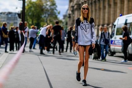 atmosphere details, black sneakers, black sweater, fashion week, frenchystyle, full length, FW, horizontal, jonathan paciullo, leather shoes, leather sneakers, lexi boling, model, PARIS, PFW, printed sweater, SPRING SUMMER 2017, SS 17, street style, streetwear, sunglasses, white sweater