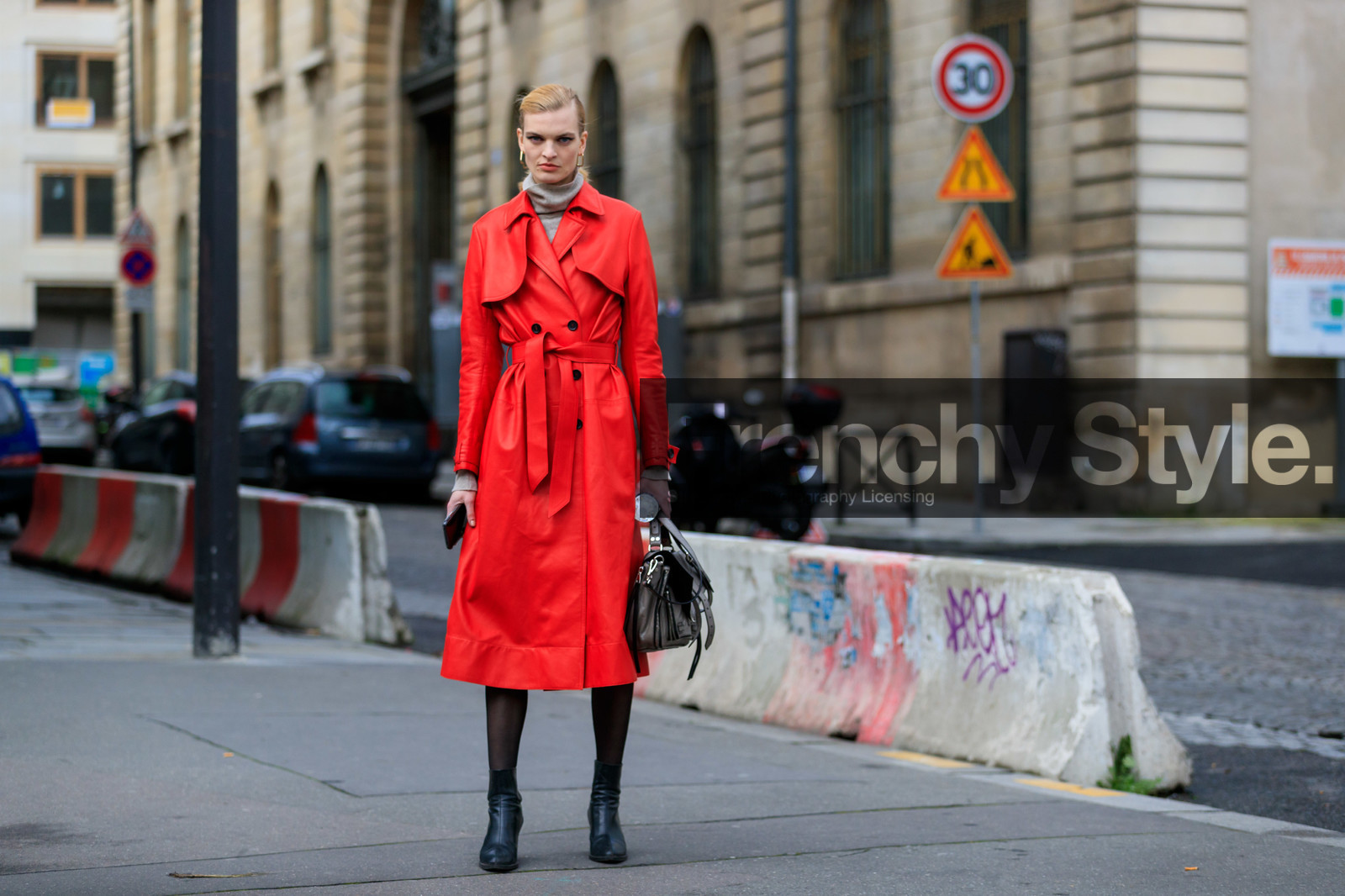 model, red trench coat, red polish trench coat, polish trench coat, vinyl trenchcoat, belted trench coat, light grey pullover, turtleneck pullover, square shape earrings, golden earrings, black leather boots, black tights, low boots, grey leather bag, fashion week, frenchystyle, FW, jonathan paciullo, street style, PFW, PARIS, horizontal, atmosphere details, full length