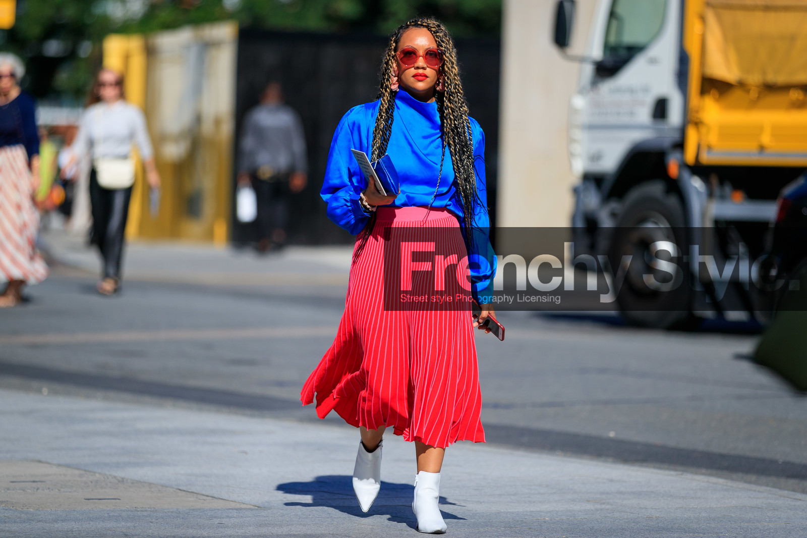 blue blouse, drape blouse, high collar blouse, pleated skirt, mid long skirt, pink skirt, red skirt, round sunglasses, pink sunglasses, pink earrings, plastic earrings, flowers earrings, white leather boots, low boots, sharp end boots, long sleeve blouse, fashion week, frenchystyle, FW, jonathan paciullo, street style, atmosphere details, horizontal, full length