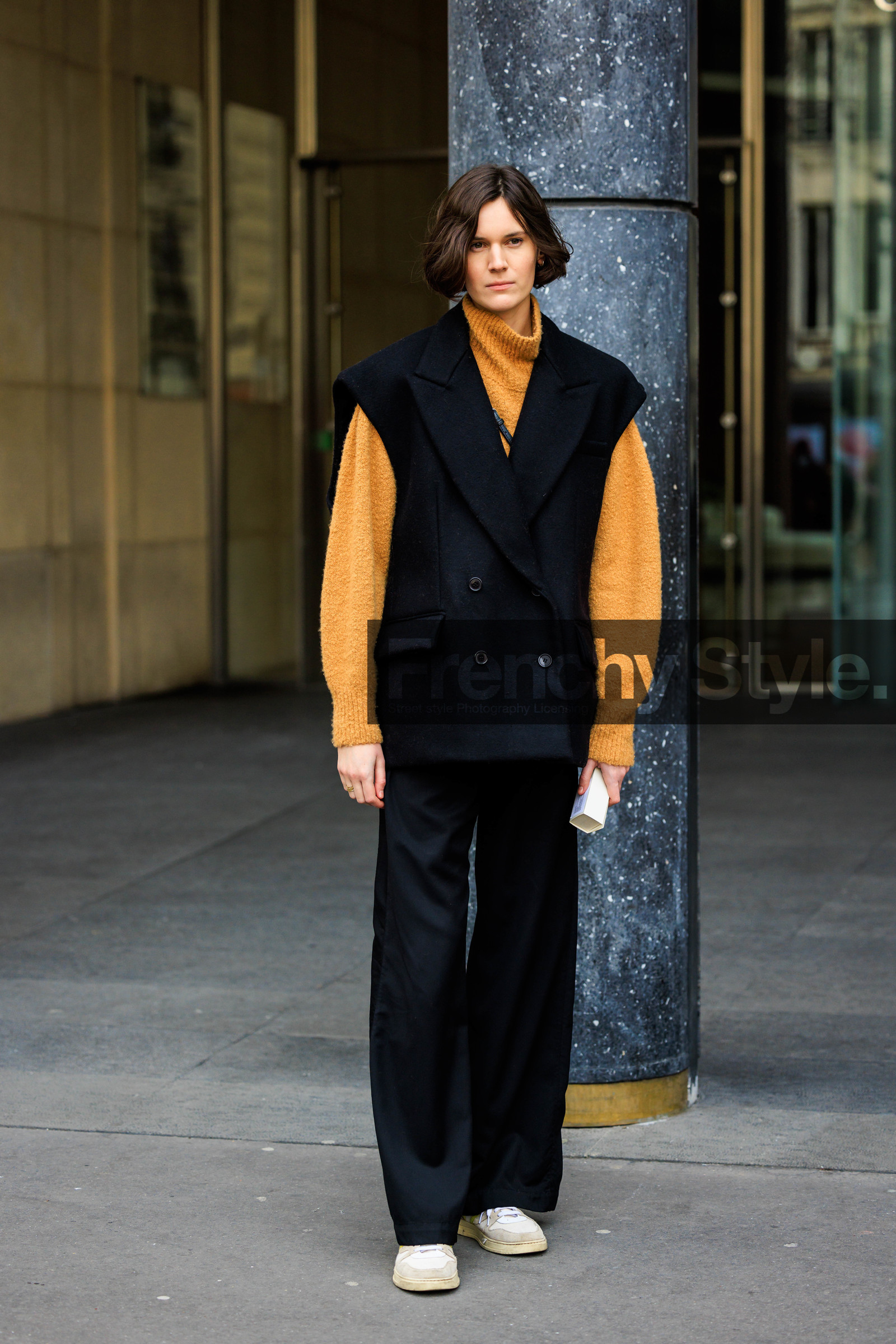 mustard yellow jumper, turtleneck, sleeveless vest, black vest, buttoned vest, short hair, flared pants, black pants, white sneakers, model, fashion week, frenchystyle, FW, jonathan paciullo, street style, AUTUMN WINTER 2022-2023, FALL WINTER 2022_2023, FW 22-23, PFW, PARIS, vertical, full length