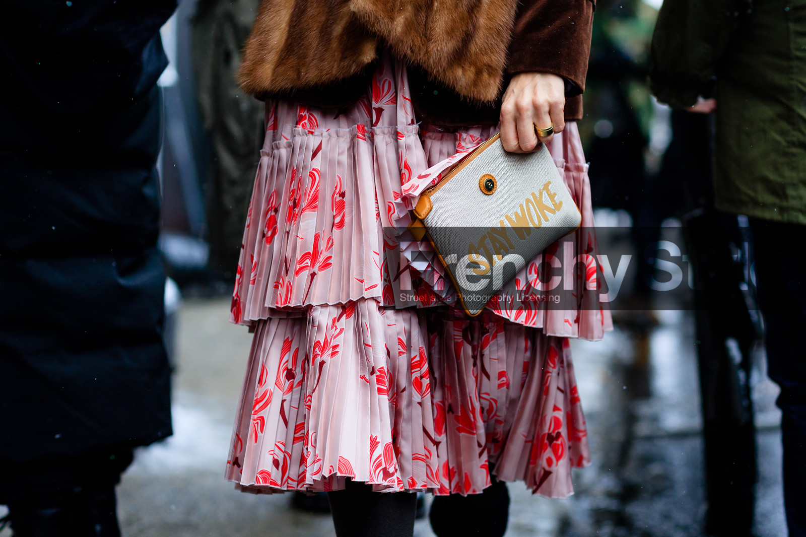 atmosphere details, AUTUMN WINTER 2017-2018, AW 17-18, detail, FALL WINTER 2017-2018, fashion week, frenchystyle, FW, FW 17-18, horizontal, jonathan paciullo, message, NEW YORK, NYFW, pink dress, pleated dress, printed clutch, printed dress, red dress, street style
