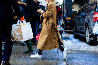 atmosphere details, AUTUMN WINTER 2017-2018, AW 17-18, camel coat, checked coat, detail, FALL WINTER 2017-2018, fashion week, frenchystyle, FW, FW 17-18, graphic coat, horizontal, jonathan paciullo, NEW YORK, nike, NYFW, plaid, street style, white sneakers