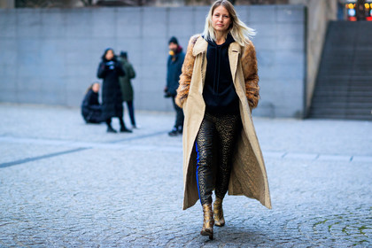 beige coat, black sweater, brown fur, golden boots, golden pants, high heels, leather shoes, long coat, shiny boots, shiny pants, trousers, fashion week, frenchystyle, FW, jonathan paciullo, street style, PFW, PARIS, SPRING SUMMER 2017, SS 17, HAUTE COUTURE, atmosphere details, full length, horizontal, holly rodgers