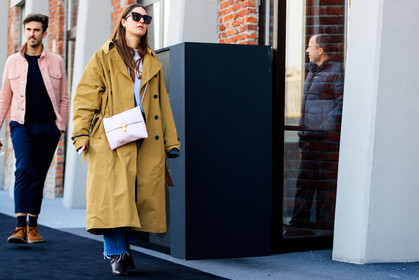 beige coat, black shoes, blue denim, denim pants, high heels, jeans, leather bag, leather shoes, pink bag, sunglasses, trousers, fashion week, frenchystyle, FW, jonathan paciullo, street style, MFW, MILAN, AUTUMN WINTER 2018-2019, FALL WINTER 2018-2019, FW 18-19, horizontal, atmosphere details, full length