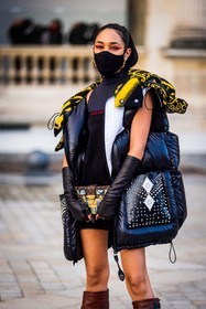 Aleali May, black dress, black gloves, black mitten, black puffer, brown brown, brown clutch, clutch, color, facial mask, gloves, leather mitten, logo print, louis vuitton clutch, louis vuitton look, mitten, oversize coat, pink makeup, print, puffer, sleeveless puffer, studs, fashion week, frenchystyle, FW, jonathan paciullo, street style, PFW, PARIS, SPRING SUMMER 2022, SS 22, vertical, atmosphere details