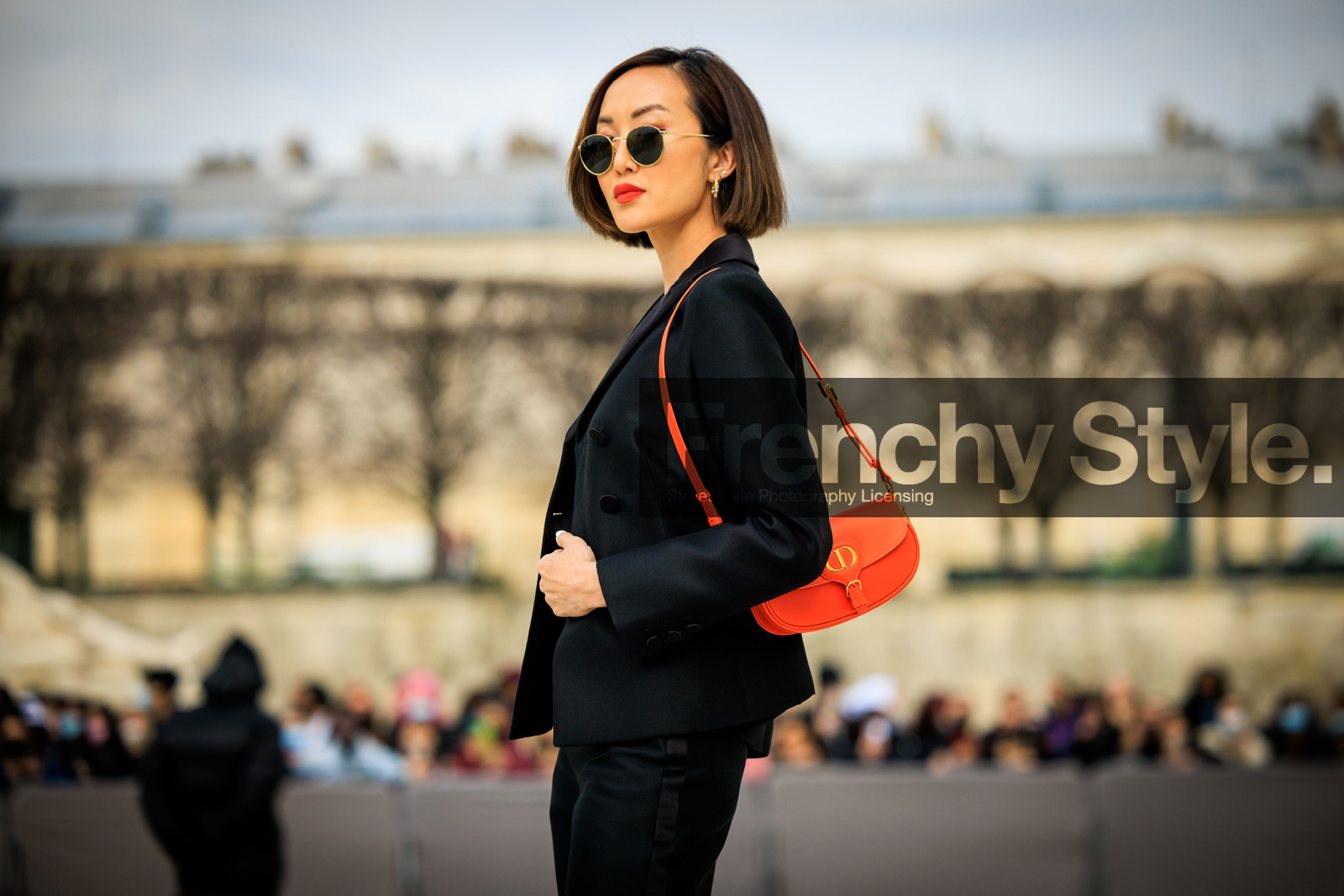 black short, black blazer, full black look, black sunglasses, black top, dior handbag, red bag, red lips, Chriselle Lim, fashion week, frenchystyle, FW, jonathan paciullo, street style, AUTUMN WINTER 2022-2023, FALL WINTER 2022_2023, FW 22-23, PFW, PARIS, horizontal, atmosphere details, detail