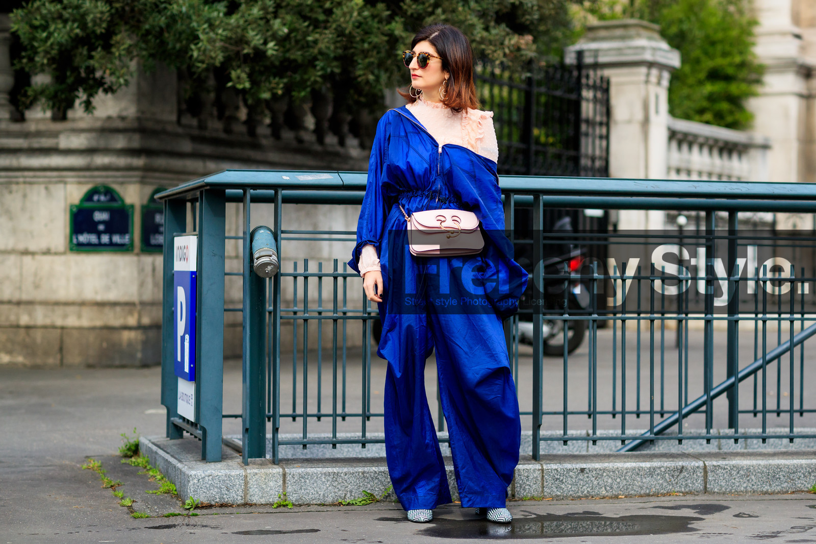 atmosphere details, AUTUMN WINTER 2017-2018, AW 17-18, blue jumpsuit, FALL WINTER 2017-2018, fashion week, frenchystyle, full length, FW, FW 17-18, horizontal, jonathan paciullo, jw anderson, leather bag, leather shoes, PARIS, PFW, pink bag, pink top, satin stitch, silk top, street style, sunglasses, trousers, valentina siragusa