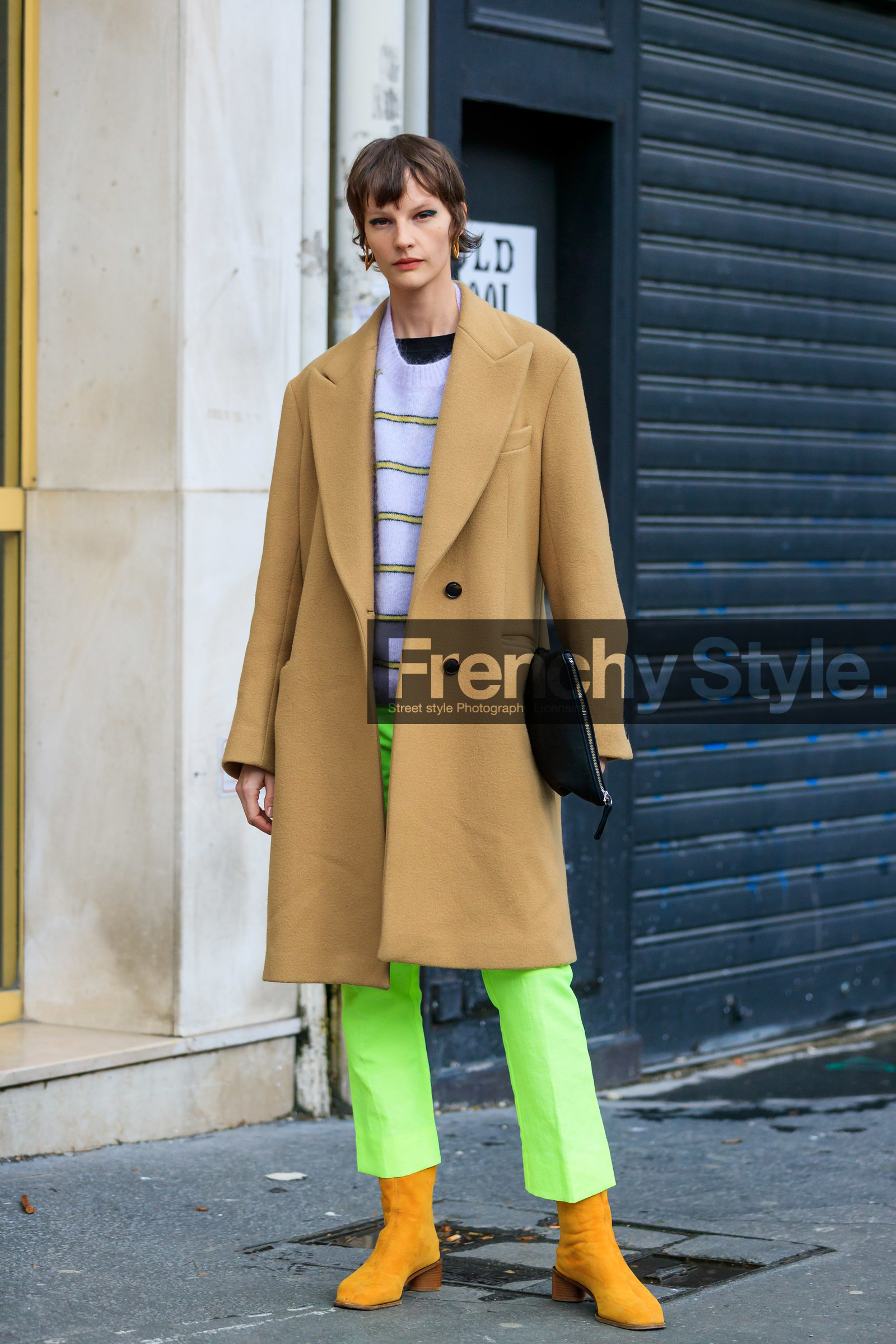 model, sara blomqvist, beige coat, white pullover, striped pullover, neon green pants, cropped pants, camel suede boots, black leather clutch, black eyeliner, green eyeliner, make up, make up details, fashion week, frenchystyle, FW, jonathan paciullo, street style, PFW, PARIS, vertical, full length