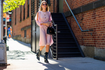 atmosphere details, black bag, black boots, fashion week, frenchystyle, full length, FW, helena bordon, high heels, horizontal, jonathan paciullo, leather bag, leather shoes, NEW YORK, NYFW, pink dress, SPRING SUMMER 2018, SS 18, street style, sunglasses, varnished leather shoes