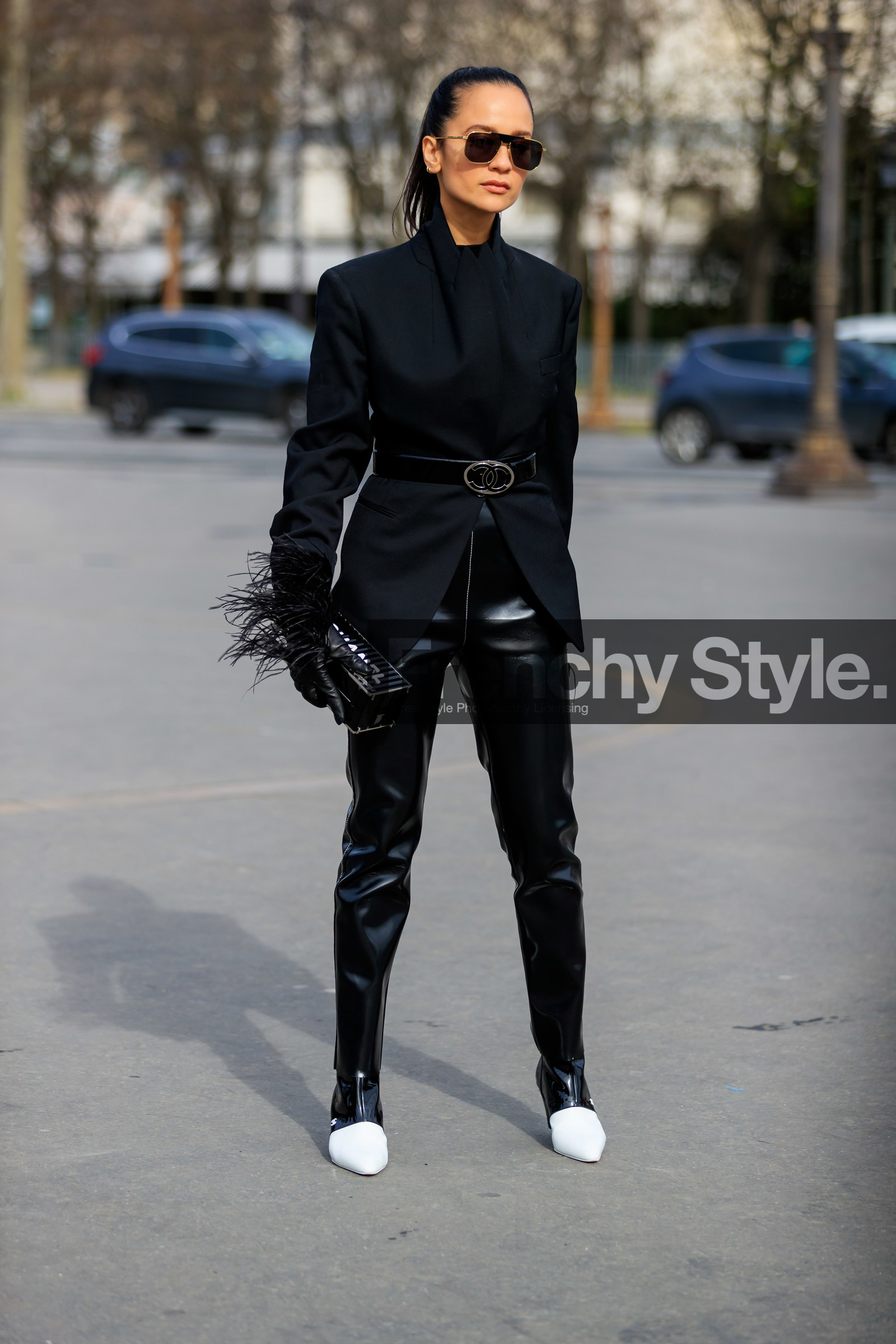 anna rosa vitiello, black jacket, black polish belt, black polish pants, black polish shoes, black vinyl pants, belted jacket, black bag, box bag, feathers gloves, black leather gloves, metalic frame sunglasses, geometric shape glasses, aviator sunglasses, bottega veneta sunglasses, white polish boots, bicolor boots, chanel bag, chanel belt, chanel boots, fashion week, frenchystyle, FW, jonathan paciullo, street style, PFW, PARIS, vertical, full length