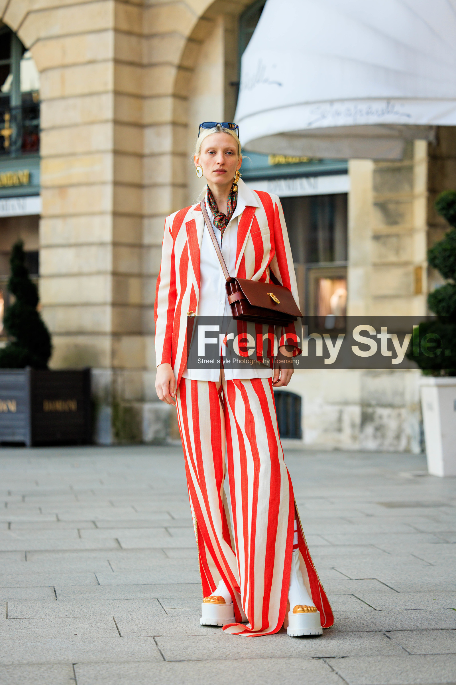 model, stripes blazer, orange blazer, burgungy bag, schiaparelli bag, crossbody handbag, printed scarf, white shirt, striped pants, orange pants, flared pants, platform boots, schiaparelli boots, black sunglasses, white boots, golden earrings, schiaparelli earrings, street style, jonathan paciullo, FW, frenchystyle, fashion week, AUTUMN WINTER 2022-2023, FALL WINTER 2022_2023, FW 22-23, PFW, PARIS, full length, vertical