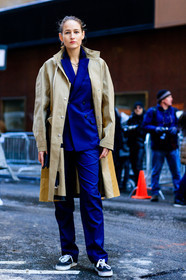 AUTUMN WINTER 2017-2018, AW 17-18, beige coat, black sneakers, blazer, blue suit, FALL WINTER 2017-2018, fashion week, frenchystyle, full length, FW, FW 17-18, jonathan paciullo, leelee sobieski, navy jacket, navy pants, navy suit, NEW YORK, NYFW, street style, trench coat, trousers, vans, vertical