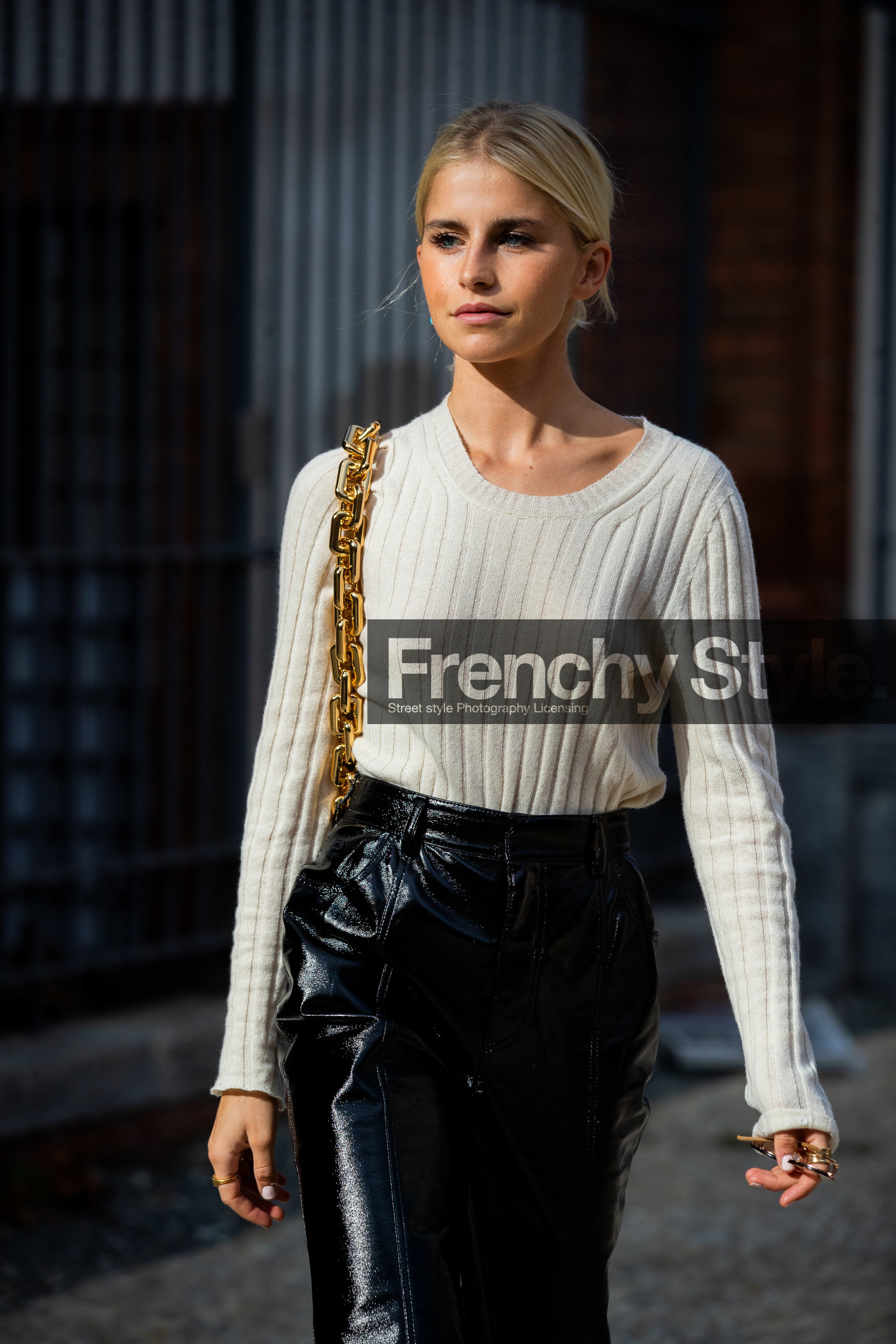 white pullover, white leather bag, golden chain strap bag, shoulder bag, big chain strap bag, bottega veneta bag, polish pants, black pants, black polish pants, philosophy pants, golden ring, caro daur, street style, jonathan paciullo, FW, frenchystyle, fashion week, MFW, MILAN, SPRING SUMMER 2021, SS 21, vertical, detail
