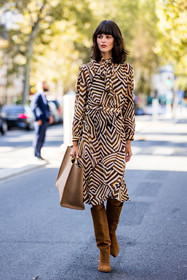 bag, boots, brown boots, brown dress, camel boots, dress, Justine Soranzo, necktie dress, oversize bag, print, printed dress, wool bag, street style, jonathan paciullo, FW, frenchystyle, fashion week, PFW, PARIS, SPRING SUMMER 2022, SS 22, vertical, full length
