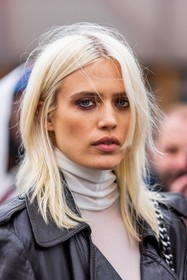 blond hair, detail, hairstyle, makeup, white turtleneck, fashion week, frenchystyle, FW, jonathan paciullo, street style, PFW, PARIS, SPRING SUMMER 2022, SS 22, vertical, atmosphere details, model, portrait