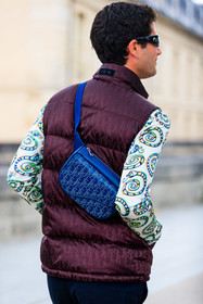 back details, burgundy coat, burgundy down jacket, sleeveless coat, sleeveless down jacket, quilted coat, monogrammed coat, monogrammed down jacket, logo printed coat, logo printed down jacket, printed top, neon green top, beige top, animal print top, navy blue leather bag, blue leather bag, crossbody bag, monogrammed bag, waist bag, backpack, dior coat, dior jacket, dior top, dior total look, dior bag, fashion week, frenchystyle, FW, jonathan paciullo, street style, PFW, PARIS, SPRING SUMMER 2022, SS 22, vertical, atmosphere details, detail