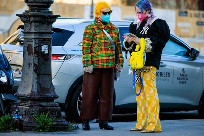 dyed hair, yellow hair, blue hair, plaid jacket, multicolor jacket, leather pants, brown pants, black bottines, blue mask, pink mask, purple hair, yankees jacket, puffed bag, yellow bag, printed pants, yellow pants, yellow shoes, big earrings, fashion week, frenchystyle, FW, jonathan paciullo, street style, PARIS, PFW, SPRING SUMMER 2022, SS 22, full length