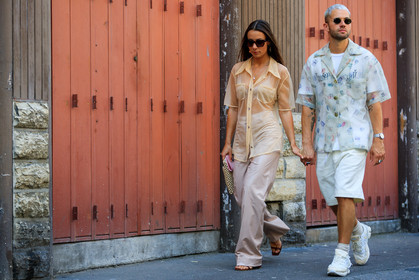beige bag, beige pants, leather bag, leather shoes, printed shirt, see through, sunglasses, trousers, white shirt, white shorts, white sneakers, white t shirt, yellow shirt, fashion week, frenchystyle, FW, jonathan paciullo, street style, PFW, PARIS, atmosphere details, horizontal, full length, AUTUMN WINTER 2018-2019, FALL WINTER 2018-2019, FW 18-19, alice & j.s