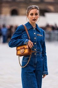bag, black lips, blue denim, blue jean, brown bag, camel bag, denim, denim jacket, denim look, denim pants, denim vest, Emma Chamberlain, jacket, jean, louis vuitton bag, louis vuitton look, fashion week, frenchystyle, FW, jonathan paciullo, street style, PFW, PARIS, SPRING SUMMER 2022, SS 22, vertical, atmosphere details