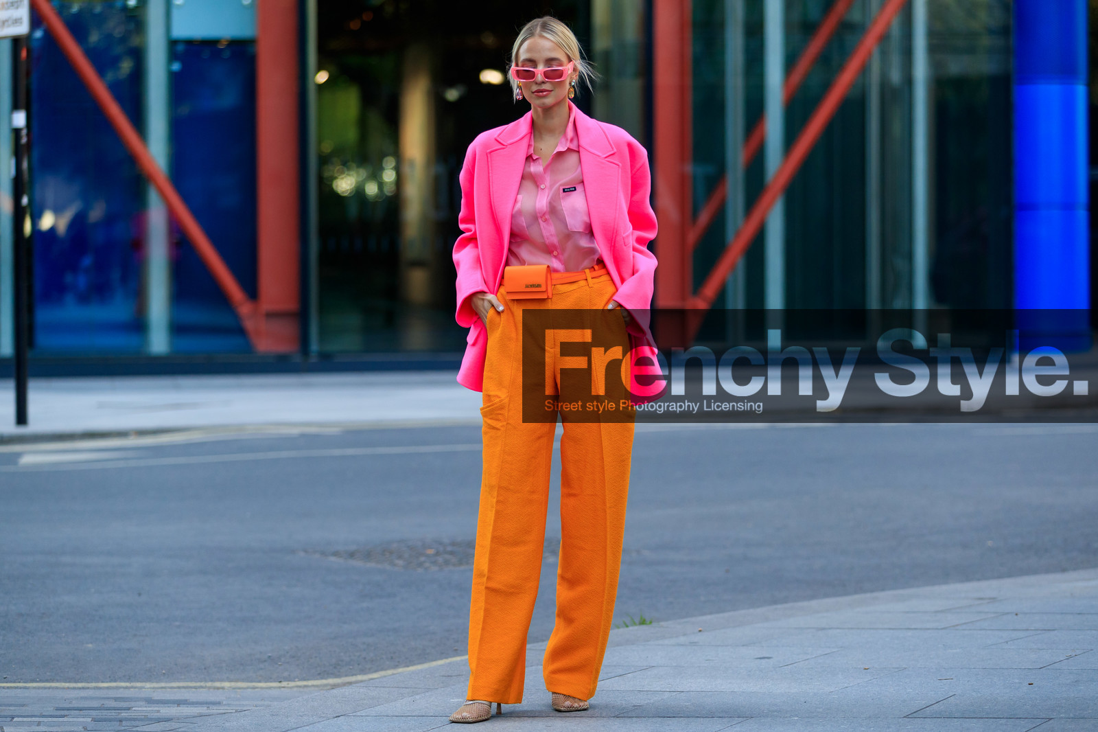 leonie hanne, color block look, neon pink jacket, oversize jacket, future shape sunglasses, neon pink shirt, pink sunglasses, miu miu shirt, sheer shirt, orange pants, oversize pants, jacquemus bag, mini bag, belt bag, orange leather bag, animal skin bag, strassed earrings, big earrings, bottega veneta shoes, squared toed shoes, chain detail shoes, fashion week, frenchystyle, FW, jonathan paciullo, street style, atmosphere details, horizontal, full length