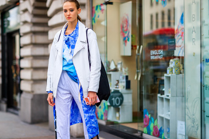 atmosphere details, black bag, blue shirt, detail, eyeliner, fashion week, frenchystyle, FW, horizontal, jonathan paciullo, leather jacket, LFW, LONDON, model, printed shirt, pulled back hair, SPRING SUMMER 2018, SS 18, street style, tie & die, tote bag, trousers, white jacket, white pants
