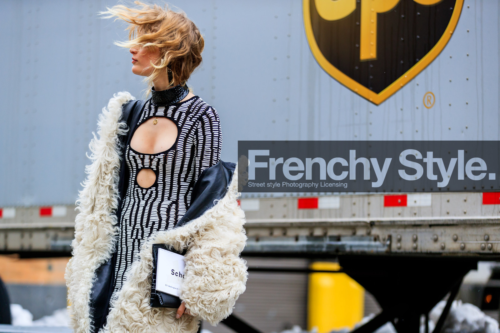 atmosphere details, AUTUMN WINTER 2017-2018, AW 17-18, black and white, choker, detail, FALL WINTER 2017-2018, fashion week, frenchystyle, Fur coat, FW, FW 17-18, graphic dress, hanne gaby odiele, horizontal, jonathan paciullo, leather bag, leather dress, necklace, NEW YORK, NYFW, proenza schouler, shearling, street style, white coat, white fur