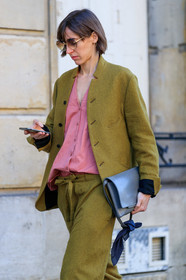 green jacket, green pants, grey bag, leather bag, pink shirt, sunglasses, trousers, PARIS, PFW, street style, jonathan paciullo, FW, frenchystyle, fashion week, AUTUMN WINTER 2019-2020, AW 19-20, FALL WINTER 2019-2020, FW 19-20, vertical, atmosphere details, detail