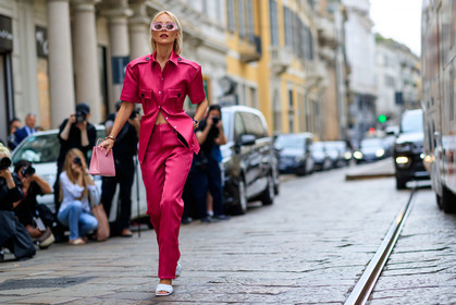 viktoria rader, pink total look, pink pants, pink shirt, satin pants, satin shirt, pink sunglasses, loewe sunglasses, short sleeves shirt, medea bag, light pink bag, pink leather bag, cartier bracelet, cartier clou bracelet, cartier clou ring, cartier ring, multi bracelet, multi rings, golden bracelet, golden rings, diamond ring, bottega veneta shoes, white leather slippers, fashion week, frenchystyle, FW, jonathan paciullo, street style, MFW, MILAN, SPRING SUMMER 2020, SS 20
