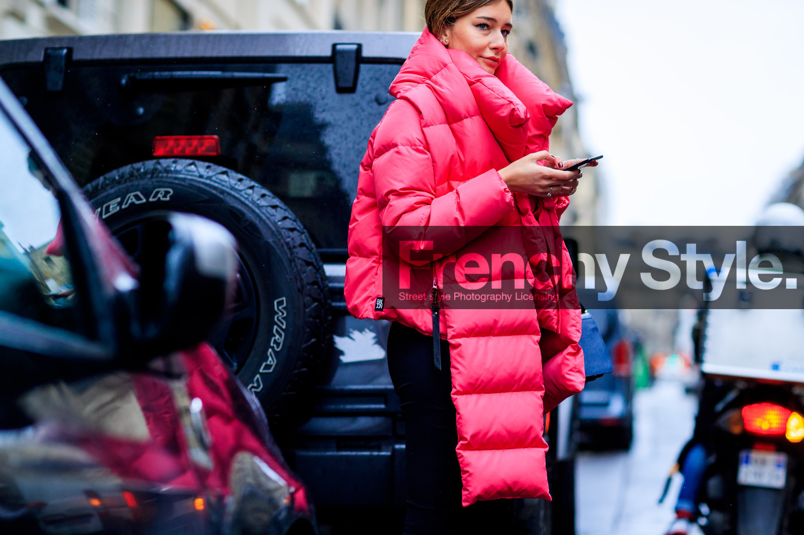 atmosphere details, AUTUMN WINTER 2017-2018, AW 17-18, balenciaga, black pants, chiara capitani, detail, down jacket, FALL WINTER 2017-2018, fashion week, frenchystyle, FW, FW 17-18, horizontal, jonathan paciullo, PARIS, PFW, pink jacket, street style, trousers