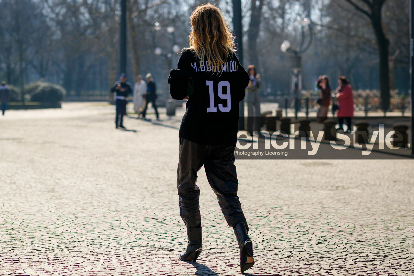 black pants, black shoes, black sweater, high heels, leather pants, leather shoes, tone on tone, total look black, trousers, MILAN, MFW, fashion week, frenchystyle, FW, jonathan paciullo, street style, AUTUMN WINTER 2019-2020, AW 19-20, FALL WINTER 2019-2020, FW 19-20, atmosphere details, full length, horizontal