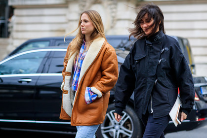 atmosphere details, AUTUMN WINTER 2017-2018, AW 17-18, black jacket, camel jacket, detail, Emmanuelle Alt, f, FALL WINTER 2017-2018, fashion week, frenchystyle, fur collar, FW, FW 17-18, horizontal, jennifer neyt, jonathan paciullo, PARIS, PFW, shearling, street style, tone on tone, total look black, trousers