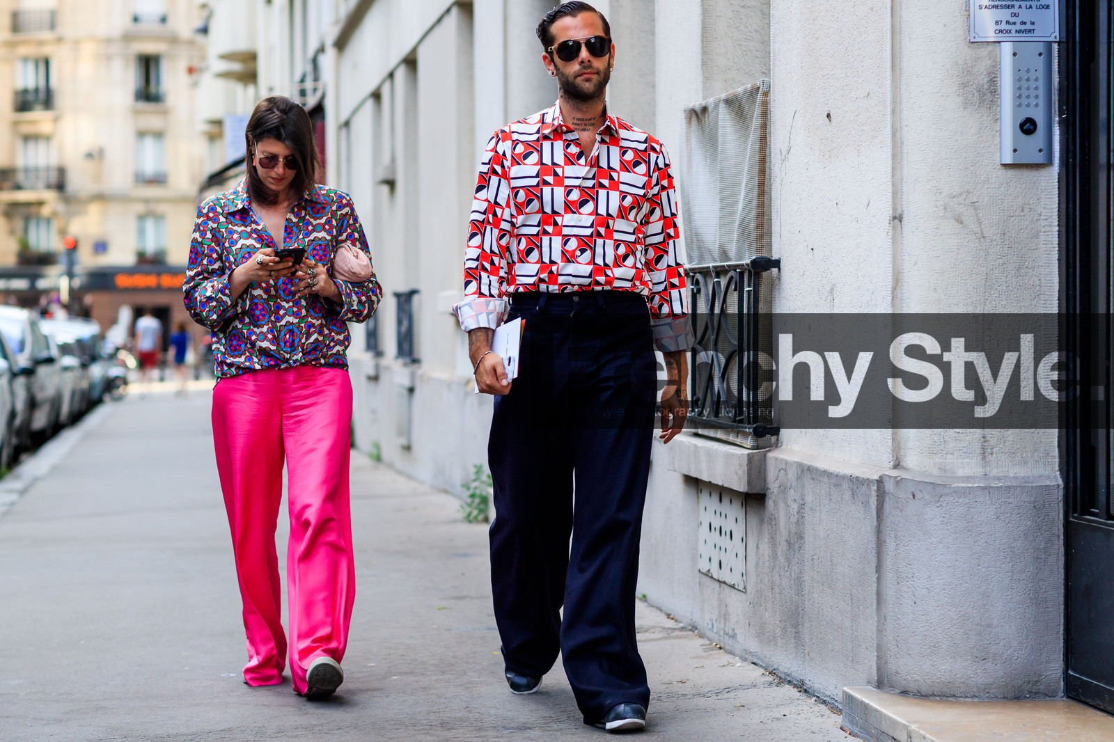atmosphere details, blue pants, fashion week, frenchystyle, full length, FW, geometric, graphic shirt, horizontal, iphone, jonathan paciullo, leather shoes, MENSWEAR, nude bag, PARIS, PFW, pink pants, printed shirt, purple shirt, red shirt, rings, SPRING SUMMER 2018, SS 18, street style, sunglasses, trousers
