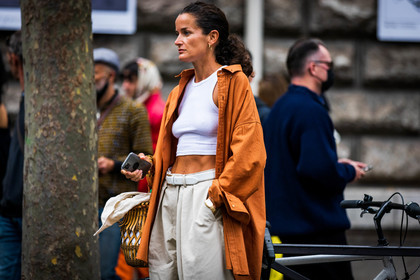 basket bag, beige pants, belt, camel shirt, crop top, gold watch, leather belt, Lucy Chadwick, pants, shirt, white belt, white crop top, street style, jonathan paciullo, FW, frenchystyle, fashion week, PFW, PARIS, SPRING SUMMER 2022, SS 22, horizontal, atmosphere details