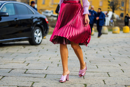 atmosphere details, AUTUMN WINTER 2016-2017, AW 16-17, detail, FALL WINTER 2016-2017, fashion week, frenchystyle, fuschia, FW, FW 16-17, gucci, high heels, horizontal, jonathan paciullo, leather shoes, LFW, LONDON, MENSWEAR, metallic heels, metallic skirt, pink, pink heels, pink shirt, pink shoes, pink skirt, pleated skirt, shiny heels, shiny skirt, street style, sunglasses