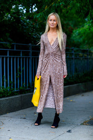 beige dress, black shoes, céline, graphic dress, high heels, leather bag, leather shoes, printed dress, thora valdimars, yellow bag, fashion week, frenchystyle, FW, jonathan paciullo, street style, NYFW, NEW YORK, SPRING SUMMER 2019, SS 19, vertical, full length