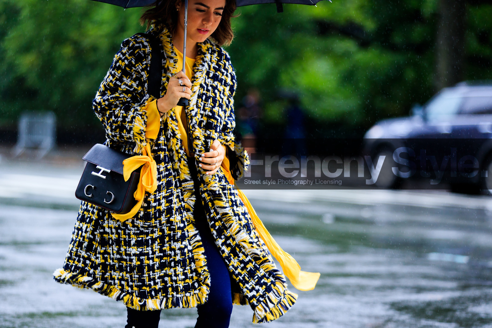 black bag, graphic jacket, leather bag, printed jacket, yellow coat, street style, jonathan paciullo, FW, frenchystyle, fashion week, NYFW, NEW YORK, SPRING SUMMER 2019, SS 19, atmosphere details, horizontal, detail
