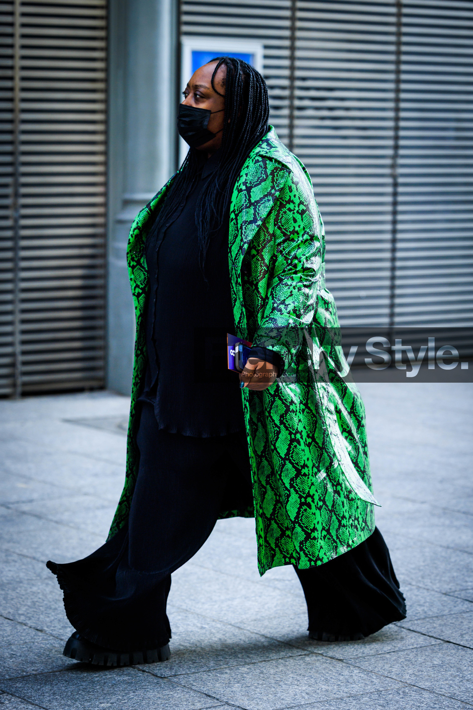 snake print trench, green trench, animal print trench, black look, fluo green trench, black mask, braided hair, flares trousers, black top, black trousers, black shoes, chunky shoes, fashion week, frenchystyle, FW, jonathan paciullo, street style, PFW, PARIS, menswear, FALL WINTER 2022-2023, AUTUMN WINTER 2022-2023, FW 22-23, full length, vertical